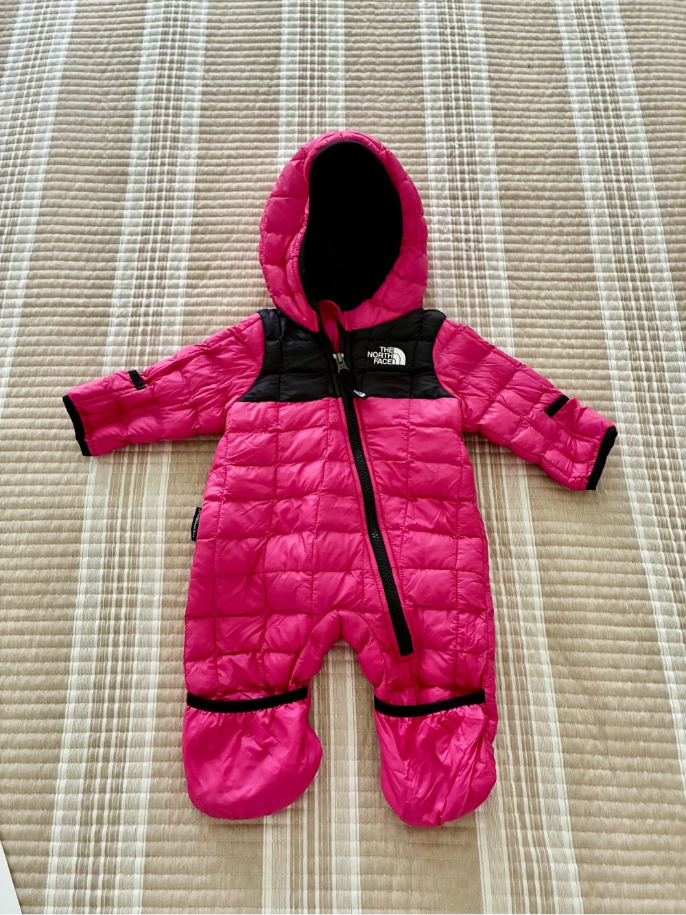 Like new THE NORTH FACE Hot Pink and Black Infant Hooded Snowsuit 3-6 months